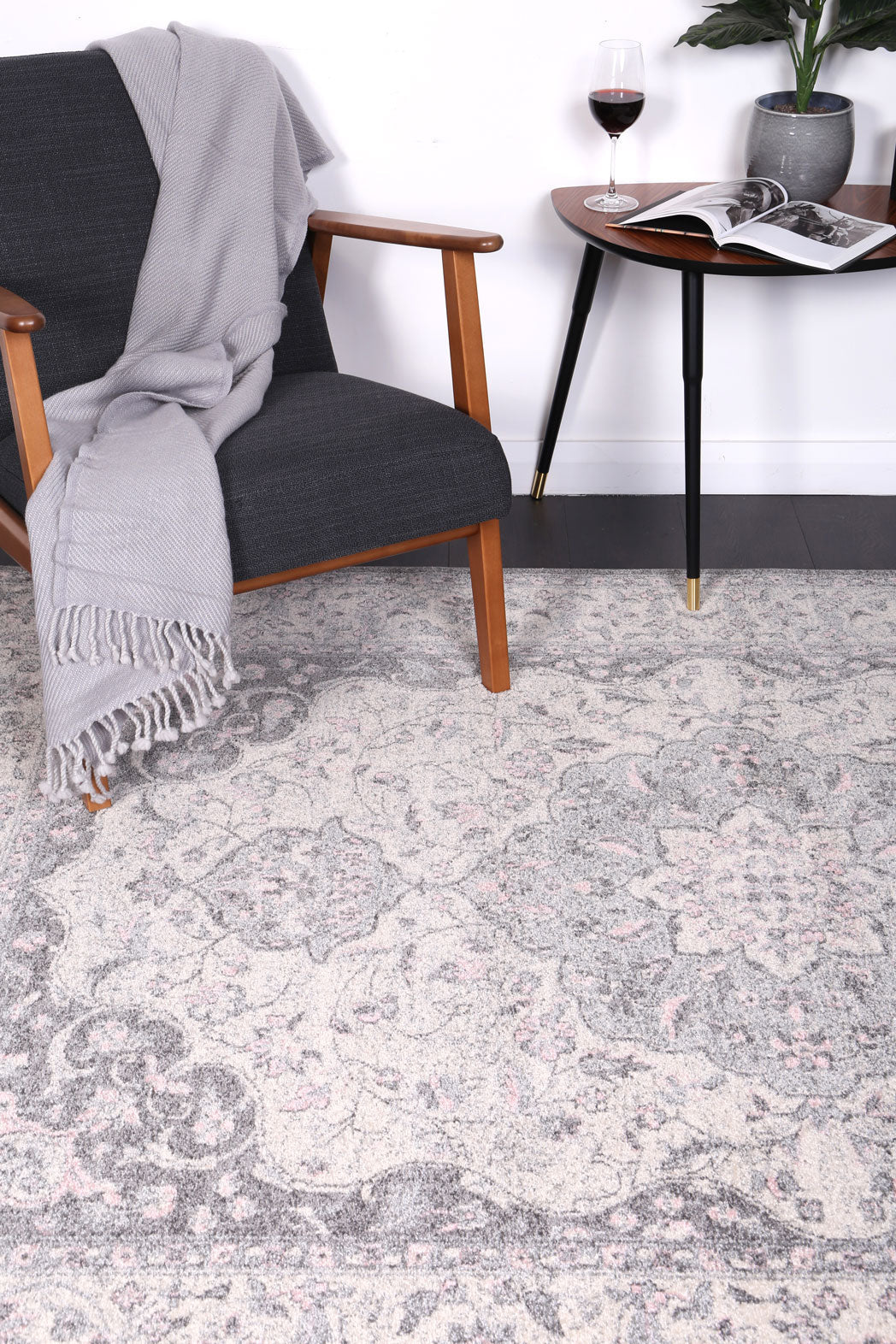 Dainty Traditional Grey Rug