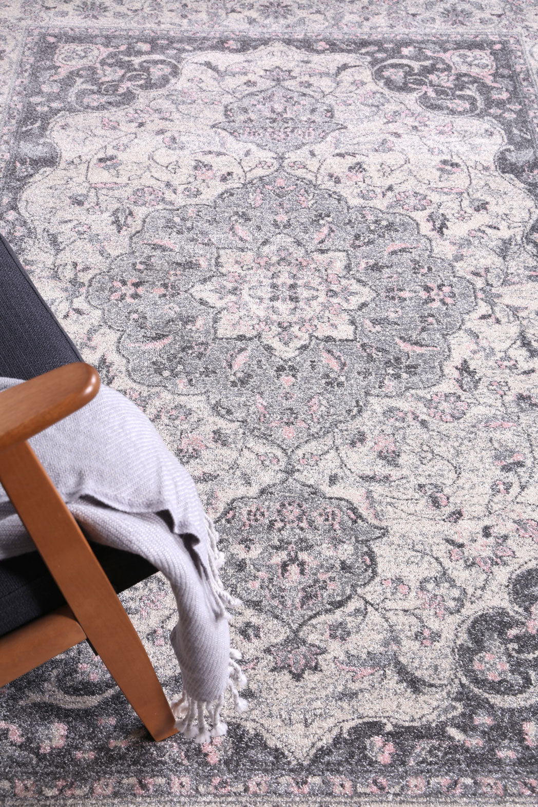 Dainty Traditional Grey Rug